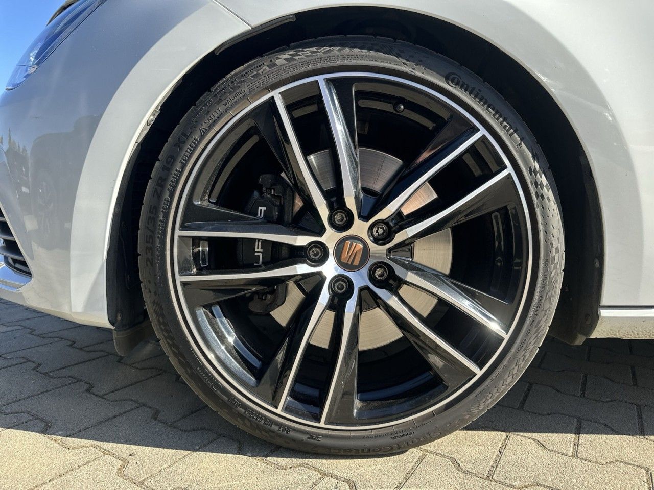 Fahrzeugabbildung SEAT Leon Cupra 2.0 TSI 213 kW (290 PS) 7-Gang-DSG - mit KI generiert/bearbeitet