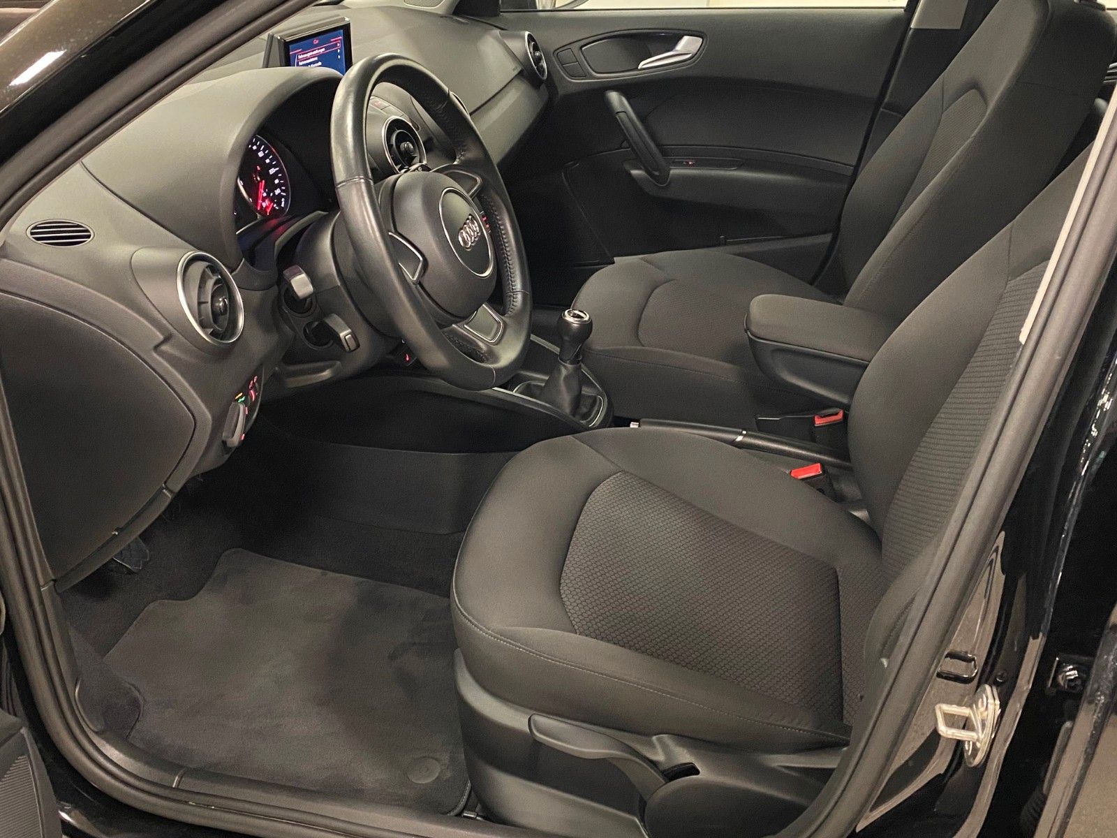 Fahrzeugabbildung Audi A1 1.0 TFSI ultra ATTRACTION Sportback+ALLWETTER