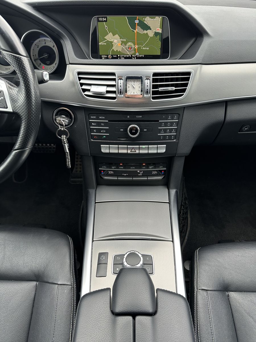 Fahrzeugabbildung Mercedes-Benz E 350 BlueTec 4Matic AMG-Line NAV+LED+PANO+SPURH
