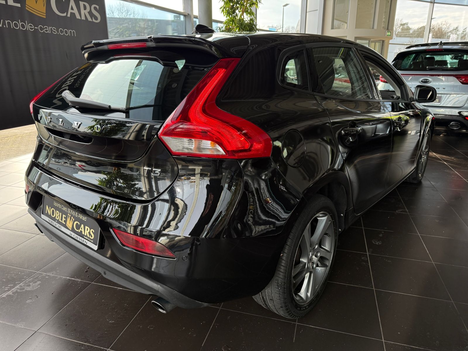 Fahrzeugabbildung Volvo V40 T3 Momentum RFK LED NAVI