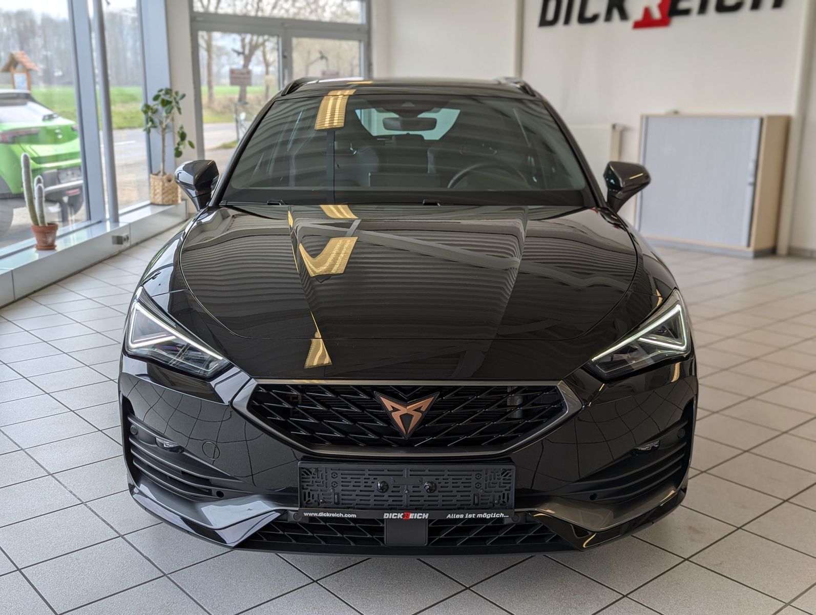 Fahrzeugabbildung CUPRA Leon 2.0 TSI VZ 4Drive Vision+ Matrix Pano ACC