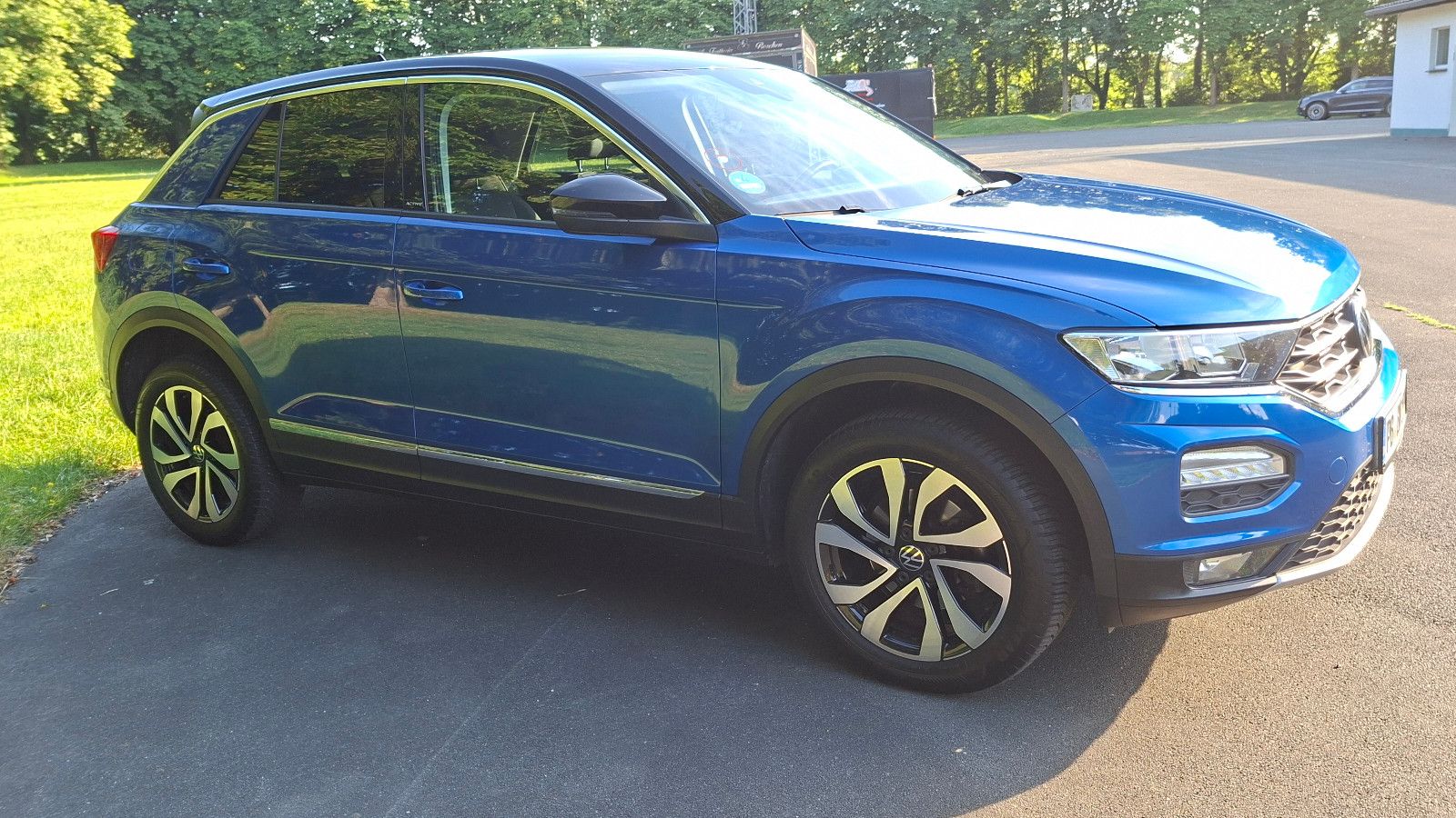 VW T-Roc 1.5 TSI ACTIVE AHK + Thule Träger VHB