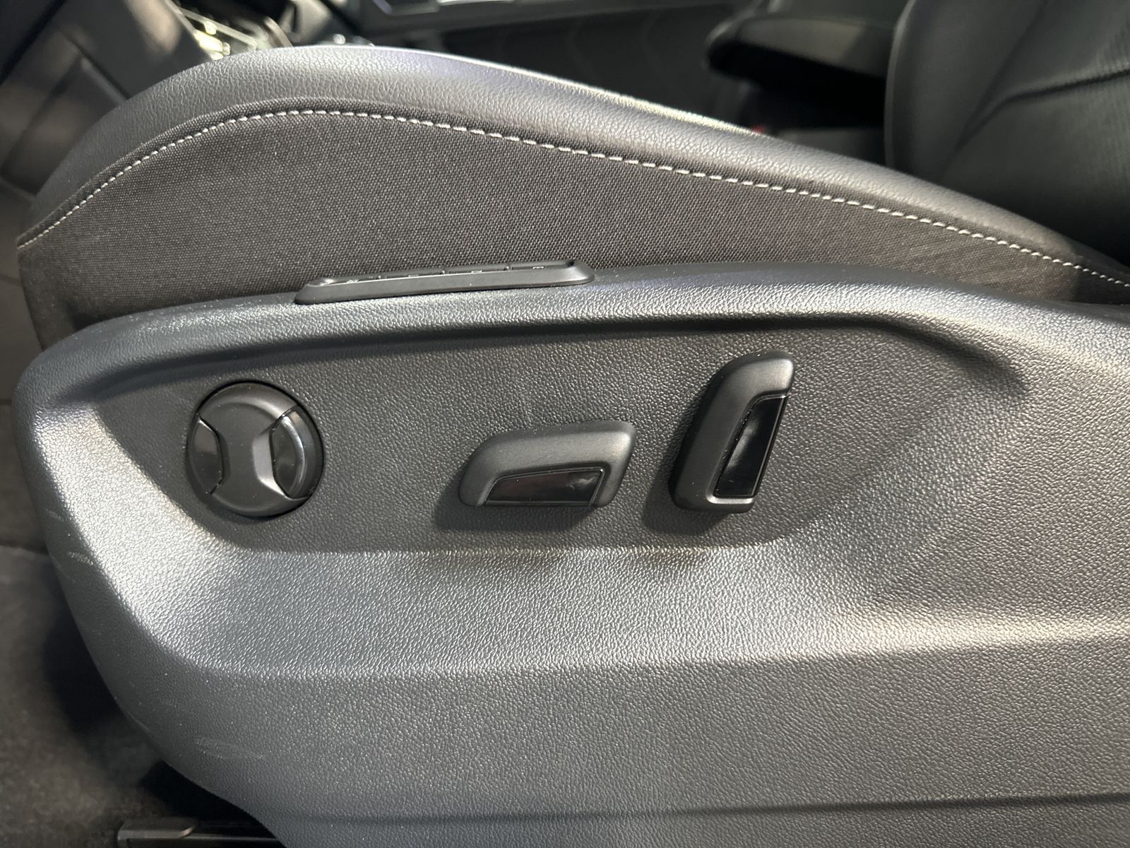 Fahrzeugabbildung Volkswagen Tiguan Allspace R-Line 4M NAV+IQLIGHT+PANORAMA