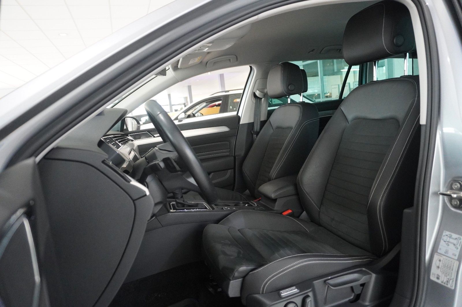Fahrzeugabbildung Volkswagen Passat VARI. 2.0D R-LINE 4M NAVI/LED/KAMERA/AHK
