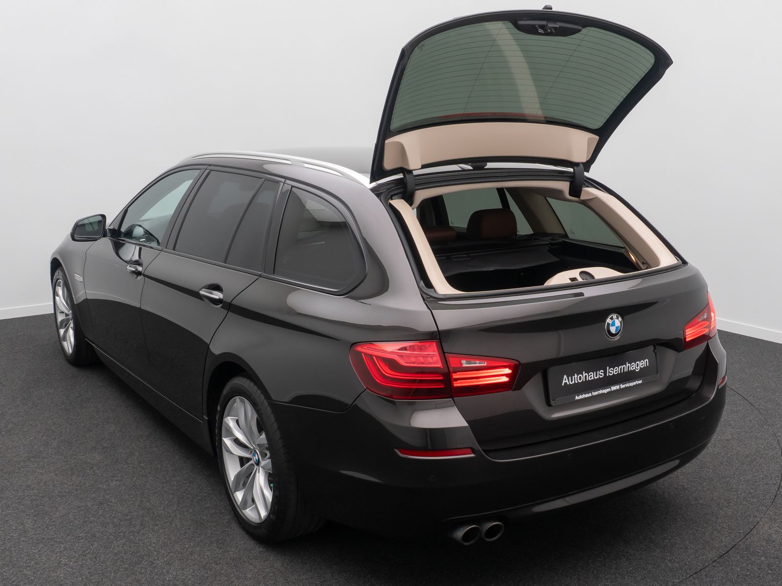 Fahrzeugabbildung BMW 520d HUD Alarm Komfortsitze SoftClose AHK Sport