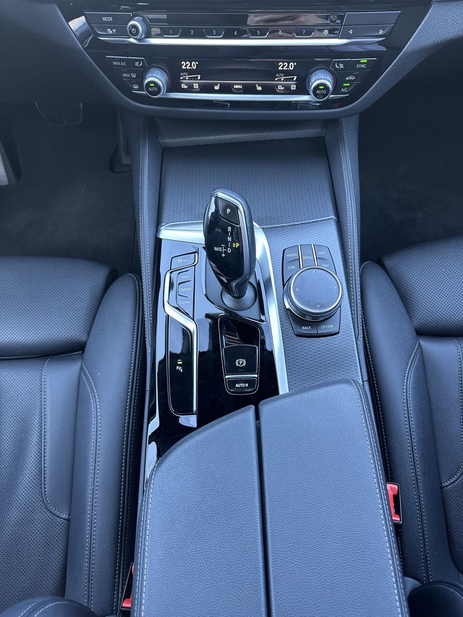 Fahrzeugabbildung BMW 520d Touring M-Sport NAV+LED+ACC+PANO+SHZ+LHZG
