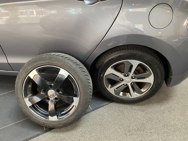 Hyundai i30 1.6 GDi blue