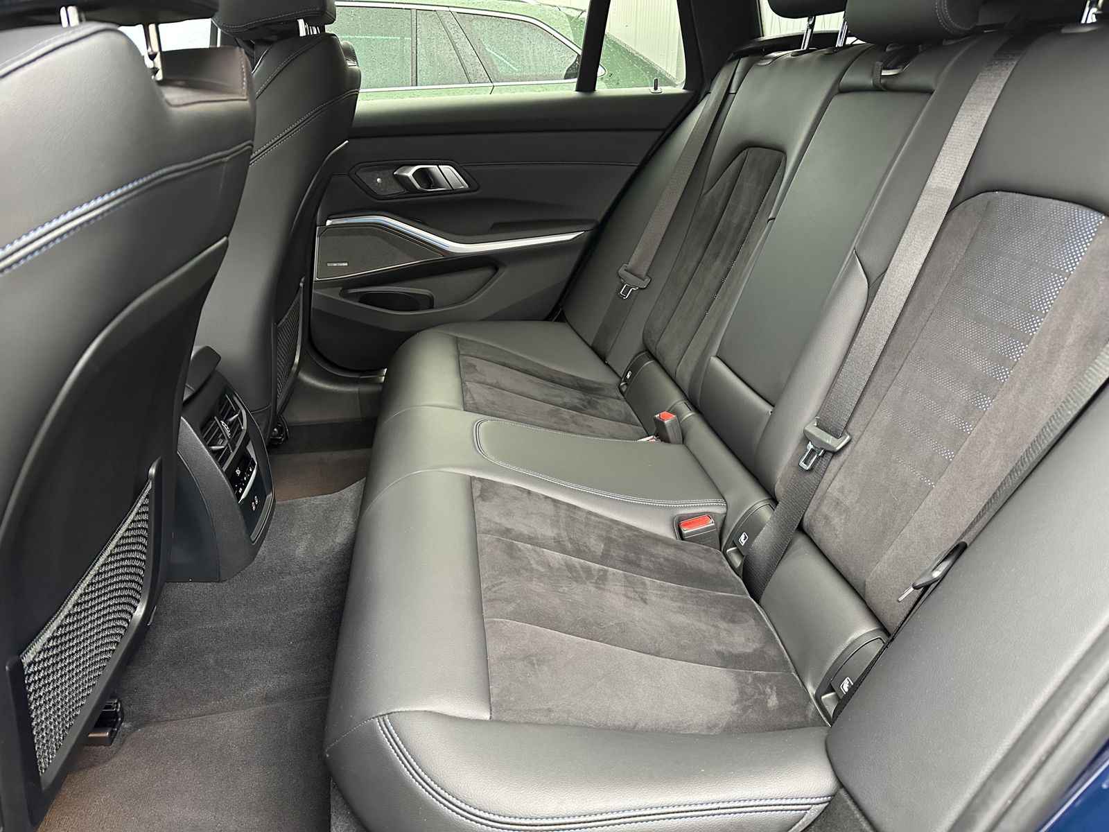 Fahrzeugabbildung BMW 330e Touring xDrive M-Sport NAV+LED+ACC+KAM+H&K