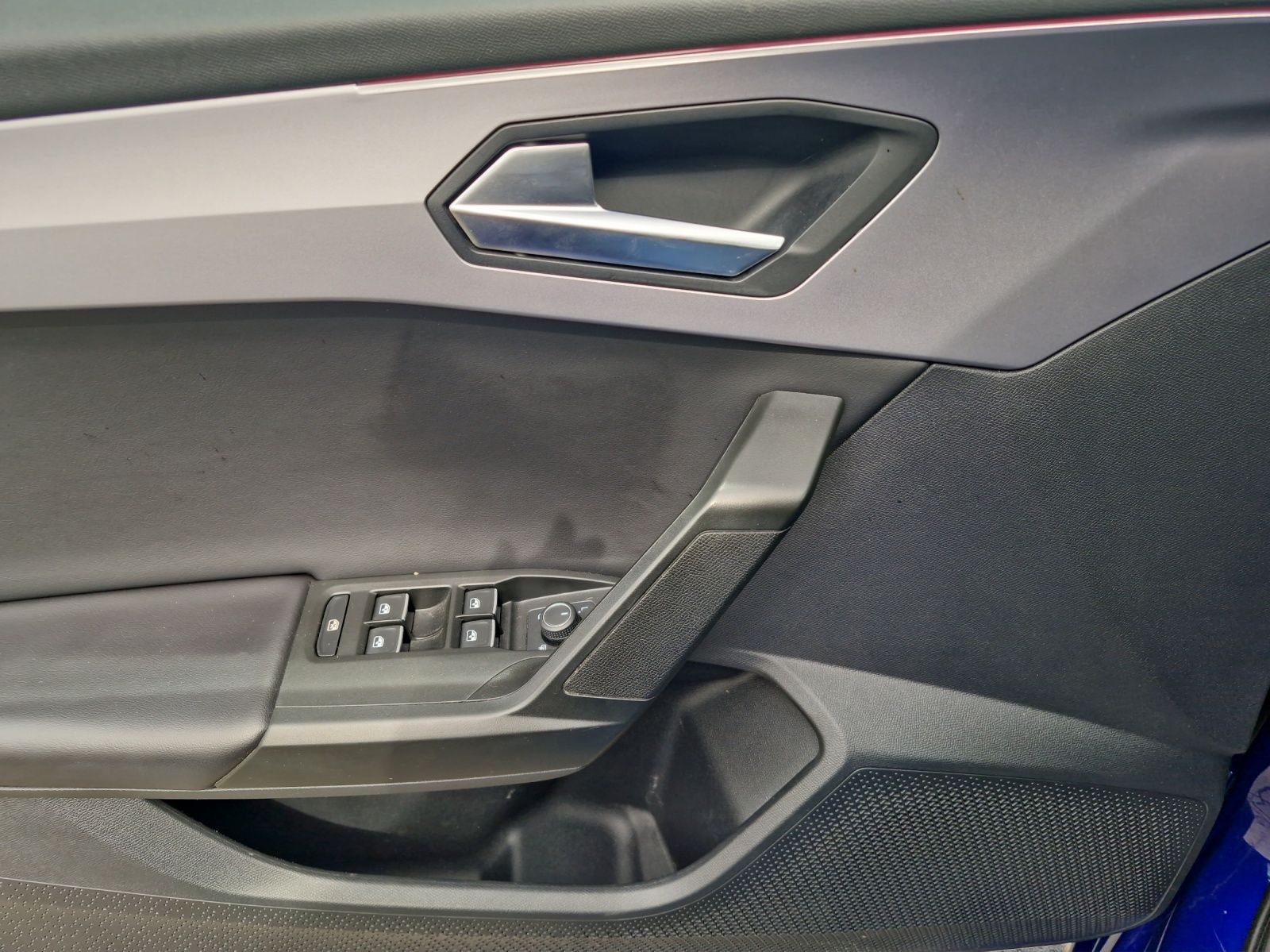 Fahrzeugabbildung SEAT Leon TSI FR LED Navi ACC Park-Assist SH LM ferti