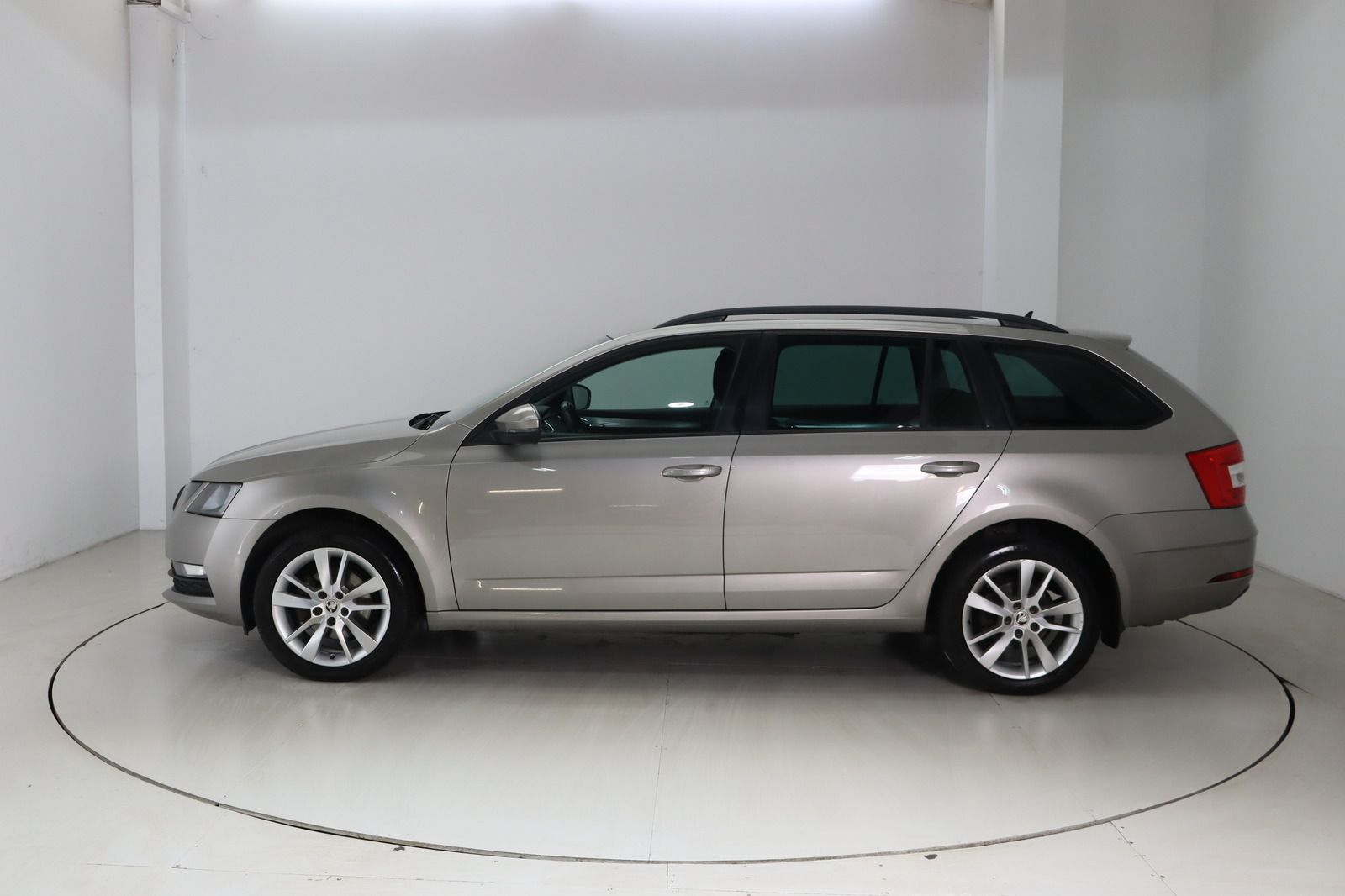 Fahrzeugabbildung SKODA Octavia Combi 2.0 TDI 4 x4 1. Hand Ambition