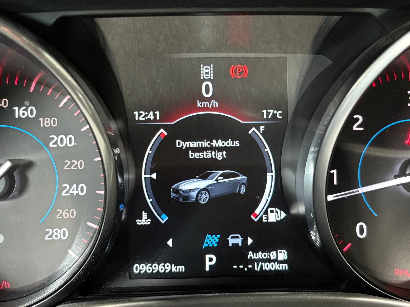 Fahrzeugabbildung Jaguar XE /TEMPOMAT/NAVI/SHZ/KLIMA/BI-XENON/SPURHALTE