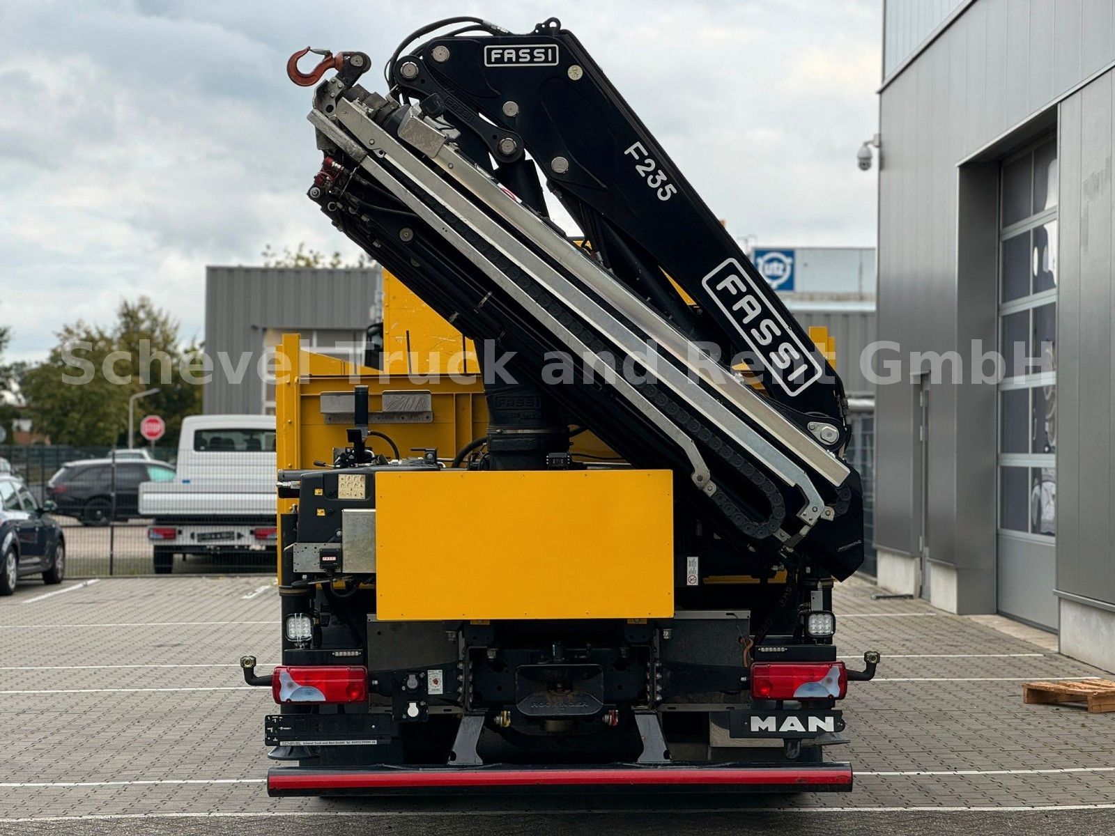 Fahrzeugabbildung MAN TGS 26.430 6x2-4 Pritsche mit FASSI F235
