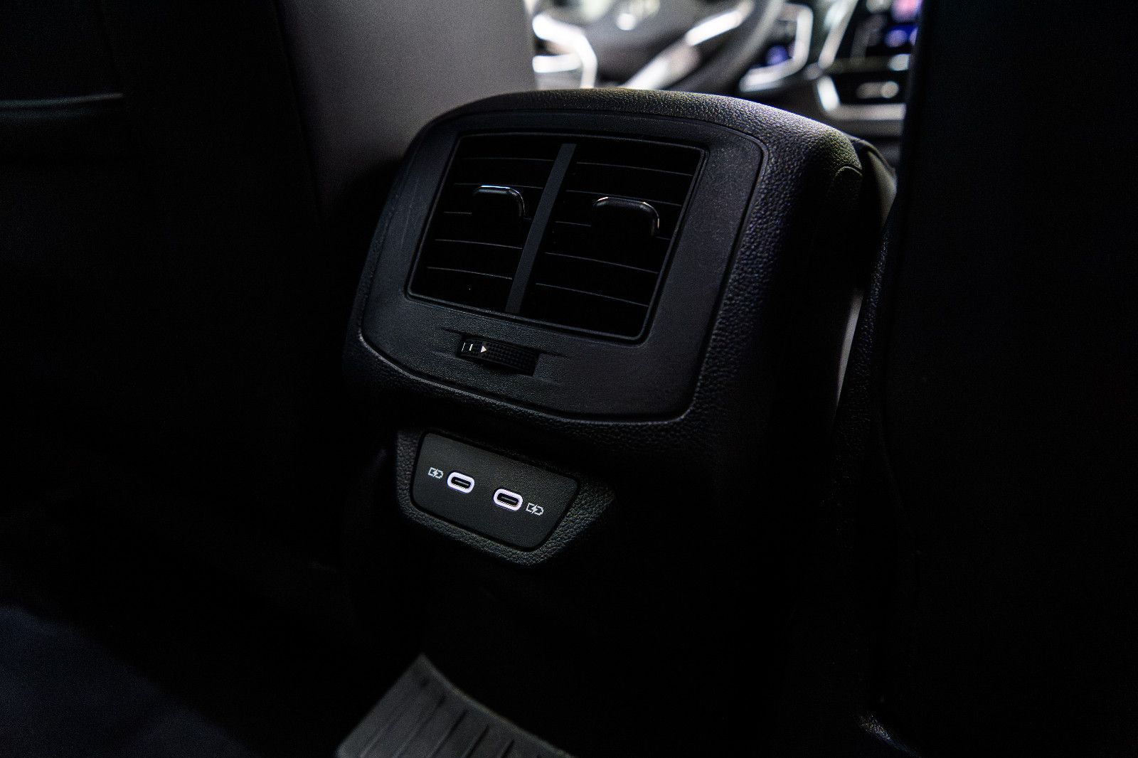 Fahrzeugabbildung Volkswagen T-Roc R-Line 1.5 TSI DSG LED+KAMERA+KEYLESS