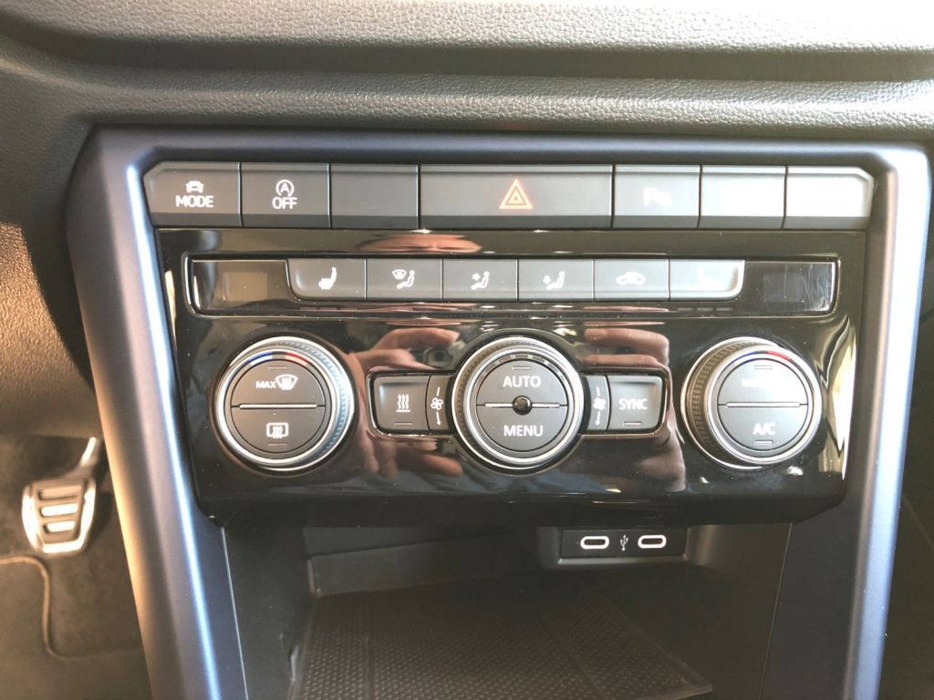 Fahrzeugabbildung Volkswagen T-Roc 1.6 TDI SCR UNITED LED AHZV Standheizung