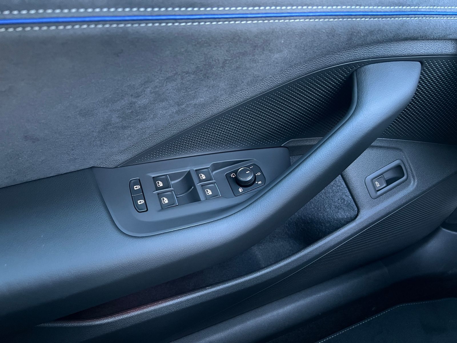 Fahrzeugabbildung Volkswagen Passat Variant R-Line 2.0 TDI DSG 4MOTION *AHK,