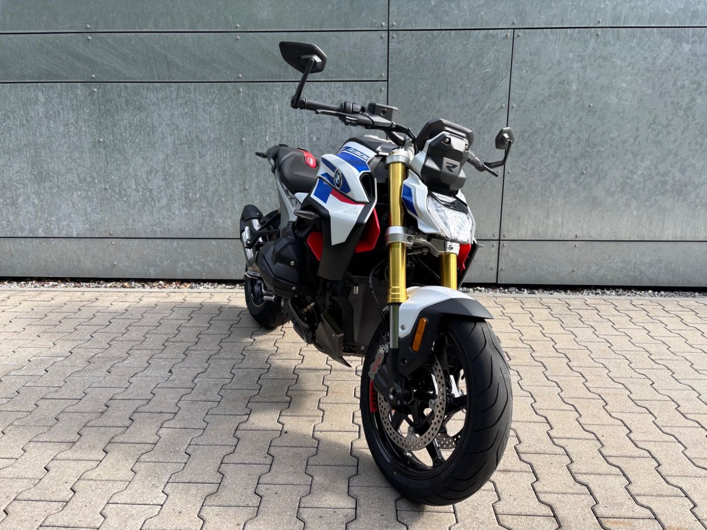 Fahrzeugabbildung BMW R 1300 R Performance