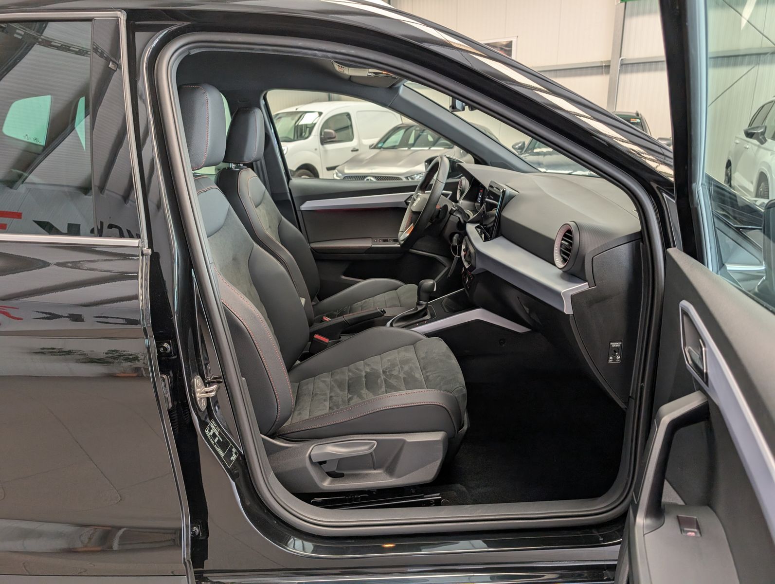 Fahrzeugabbildung SEAT Arona 1.5 TSI DSG FR LED ACC Cam Dinamica AHK 18