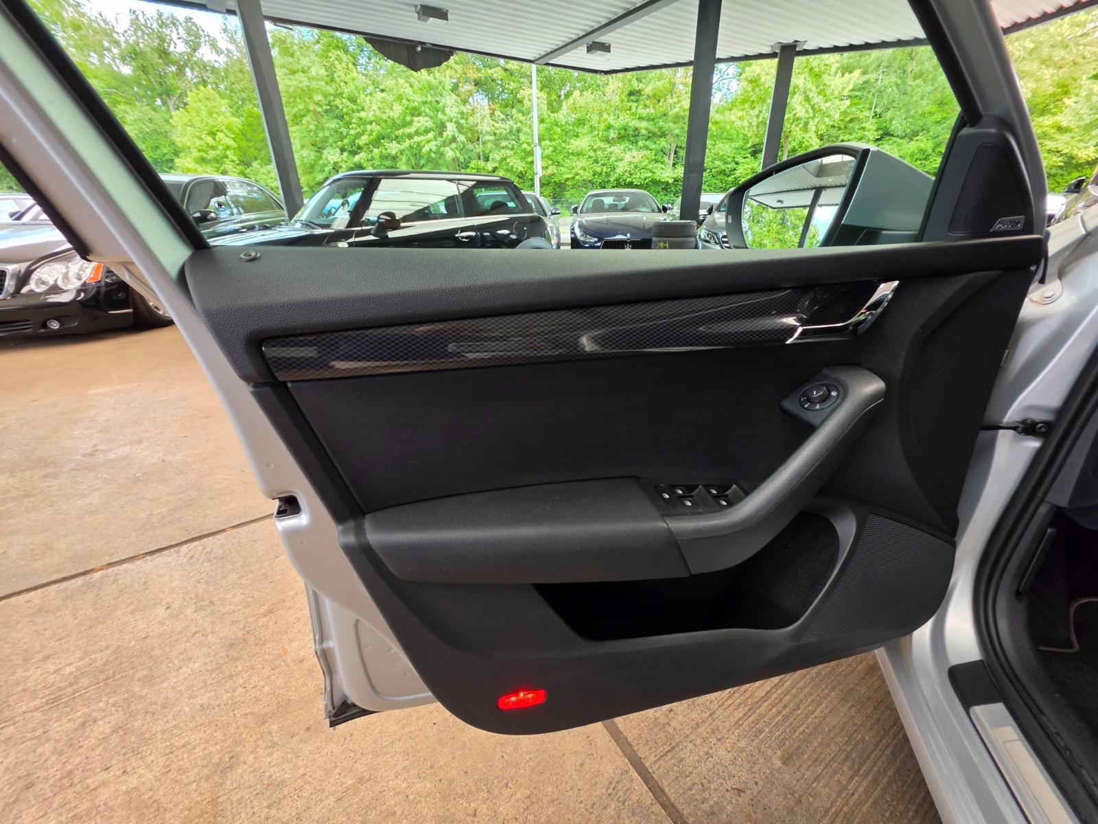 SKODA OCTAVIA COMBI RS DSG  220 ch BVA - GPS - SONORISATION CANTON - SIEGES CHAUFFANTS - CLIMATISATION AUTOMATIQUE - PHARES XENON
