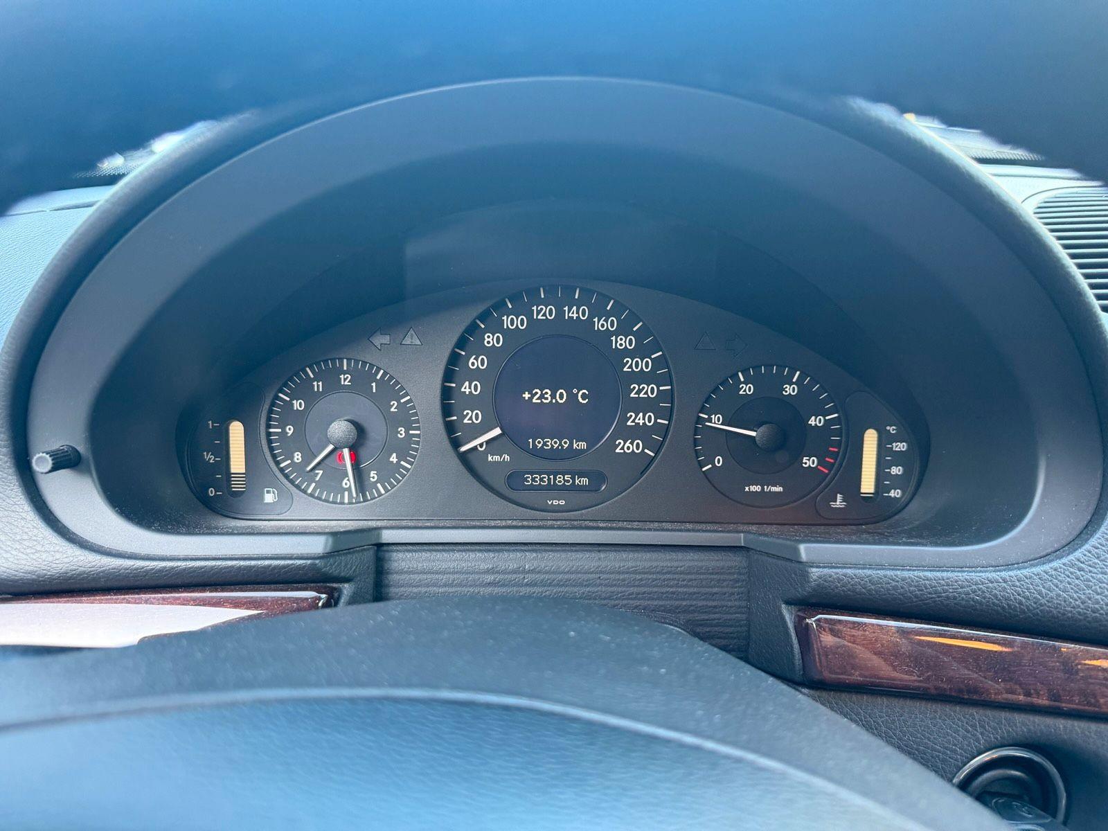 Mercedes-Benz E220 2004 — photo 7
