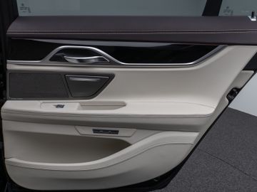 Fahrzeugabbildung BMW 750i xD M Sport 360°Laser Glasdach HUD DAB H/K