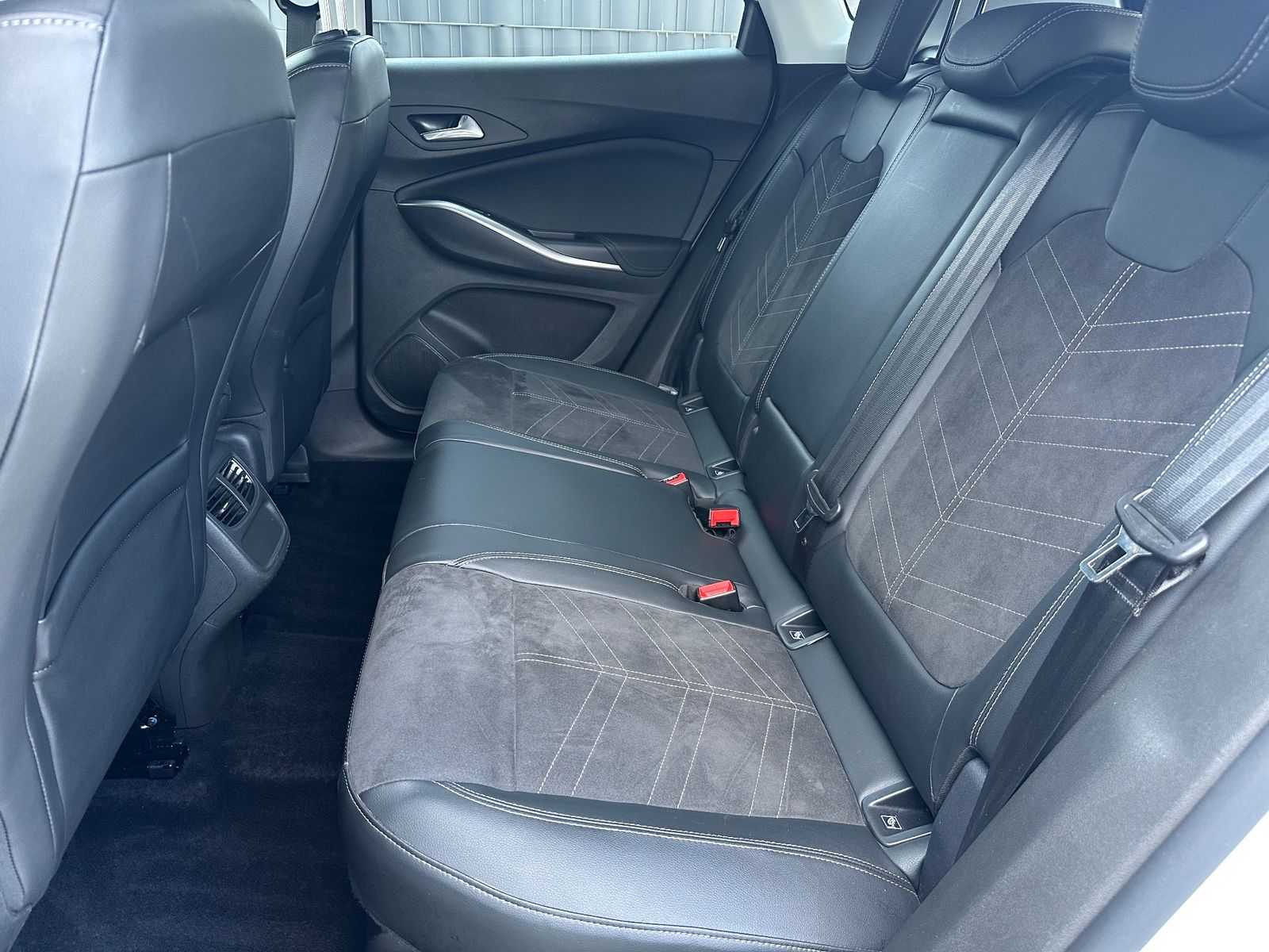 Fahrzeugabbildung Opel Grandland 1.5 D Automatik Elegance NAV+LED+AHK