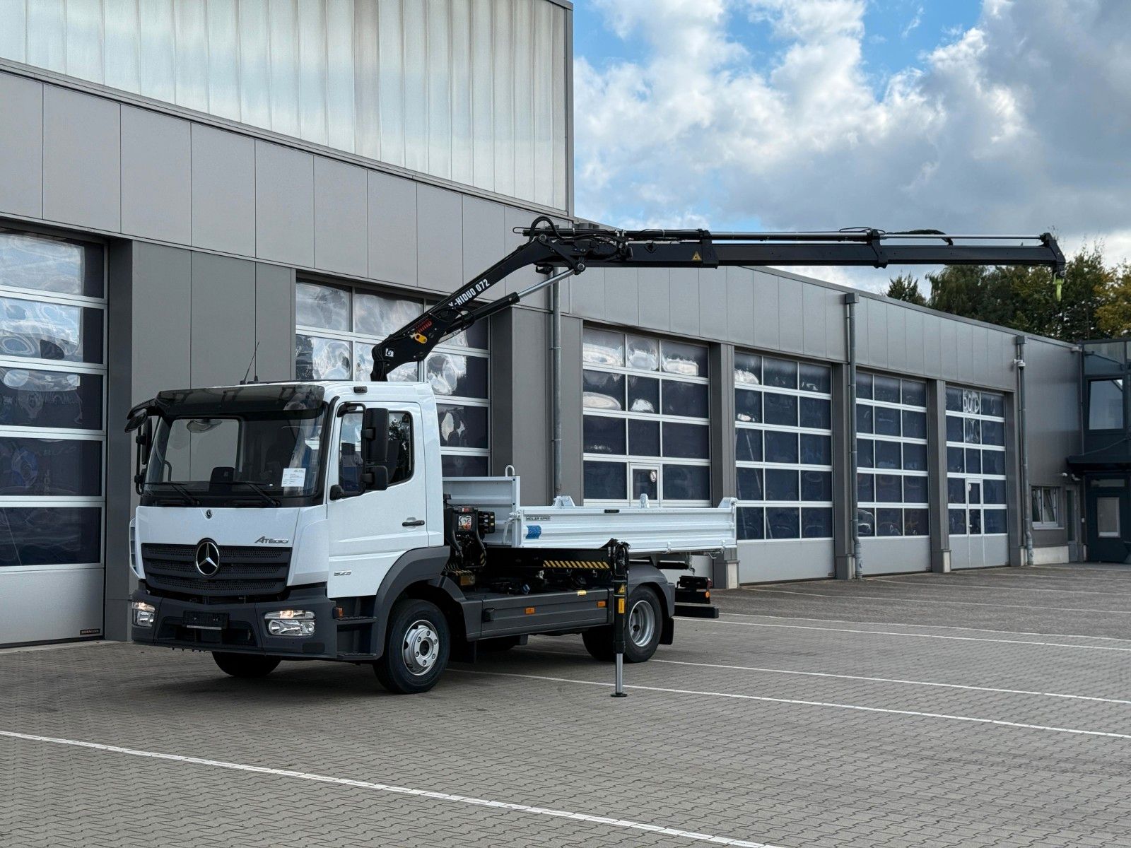Fahrzeugabbildung Mercedes-Benz 923 Atego Dreiseitenkipper MEILLER HIAB 072 DS2