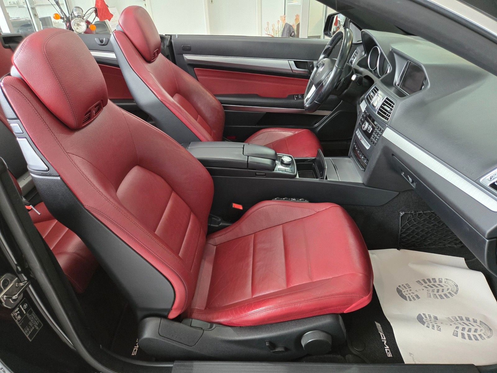 Fahrzeugabbildung Mercedes-Benz E 220 BlueEfficiency* AMG LINE * SCHWARZ / ROT *