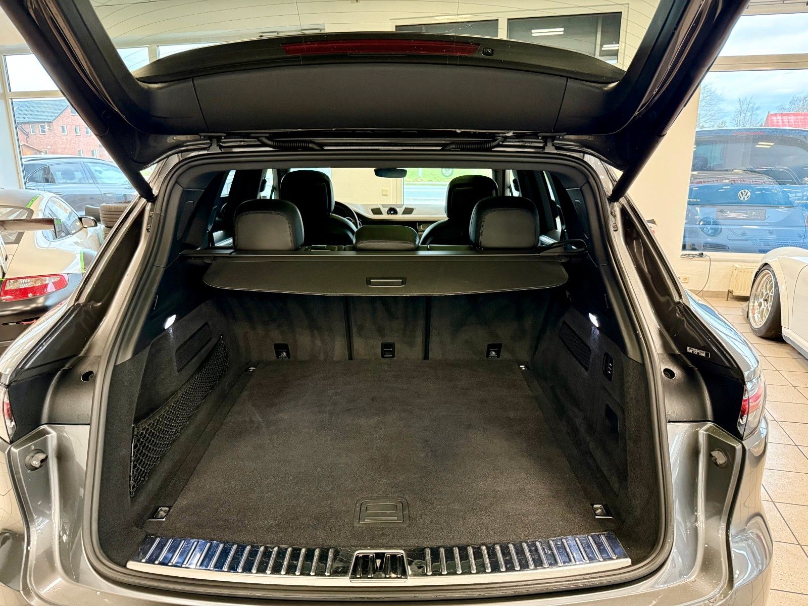 Fahrzeugabbildung Porsche Cayenne E-Hybrid ACC/Panorama/21Zoll/APPROVED