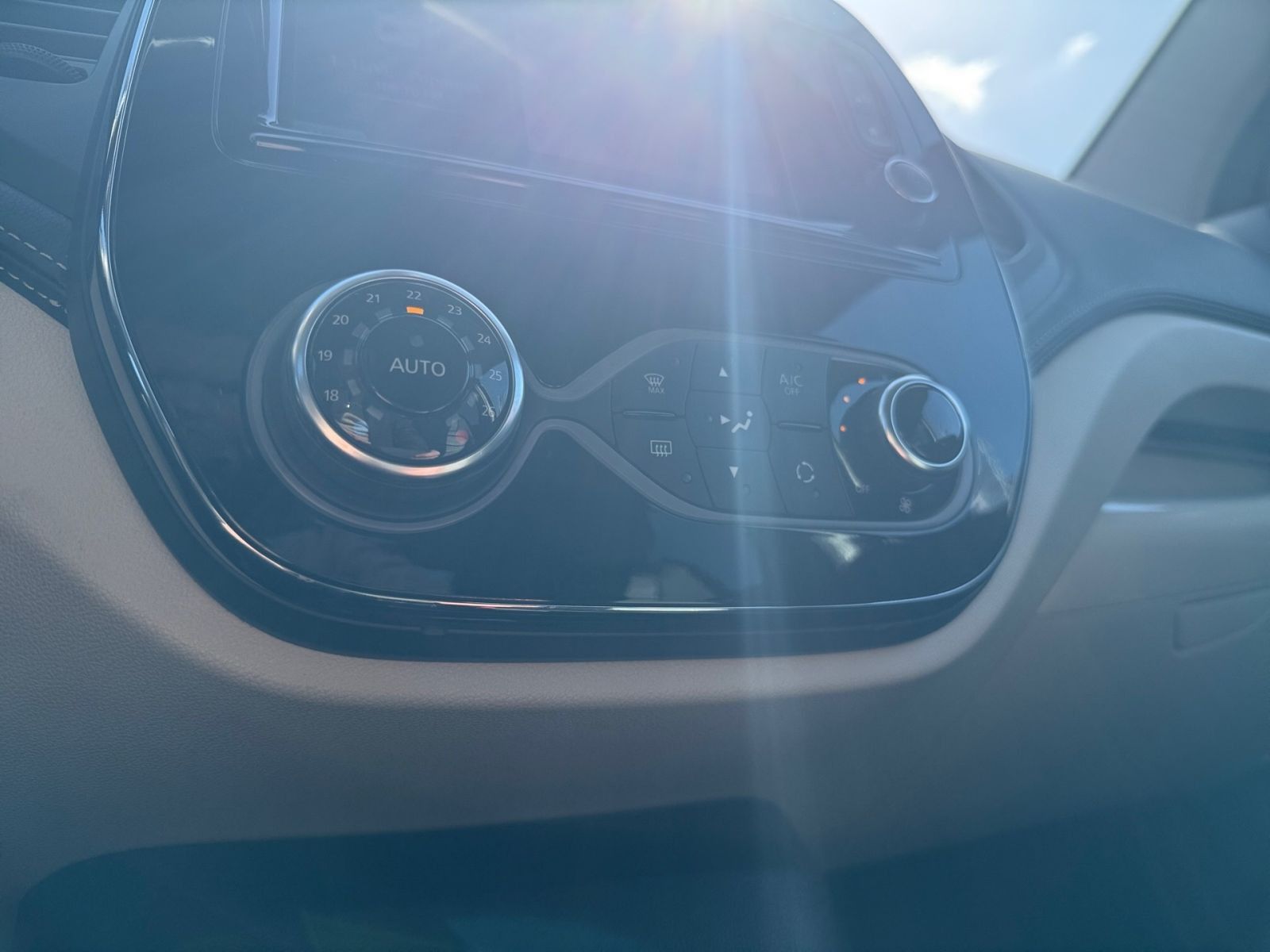 Fahrzeugabbildung Renault Captur 1.2 AT Initiale Paris ENERGY *GJR*BOSE*LE