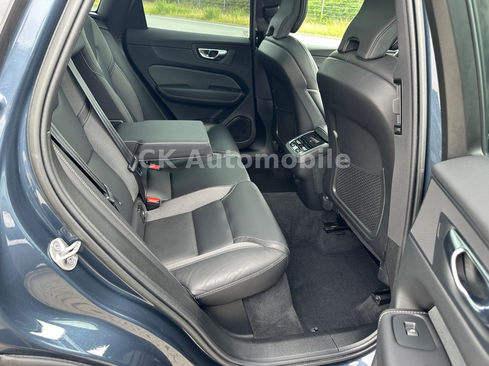 Fahrzeugabbildung Volvo XC60 B4 R Design 2WD/Navi/Pano/Kamera/LED