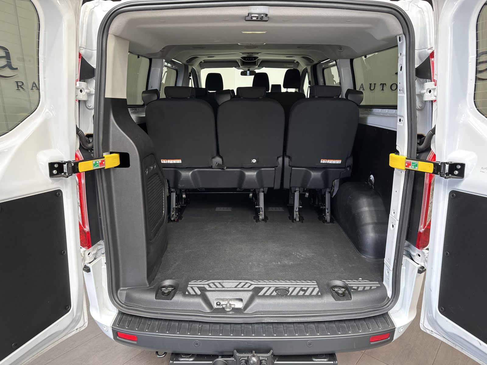 Fahrzeugabbildung Ford Transit Custom 340 L2H1 9-Sitzer AHK+TEMPOMAT+PP