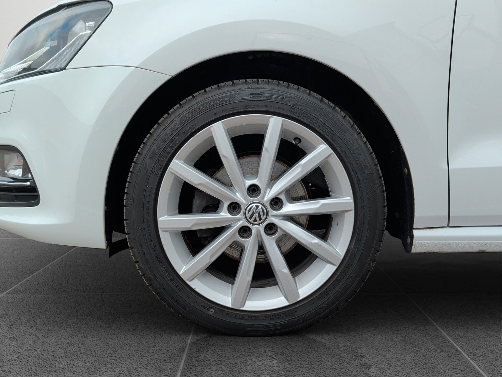 Fahrzeugabbildung Volkswagen POLO 1.2 TSI HIGHL DSG TEL APP KLIMAAUT 16" GRA
