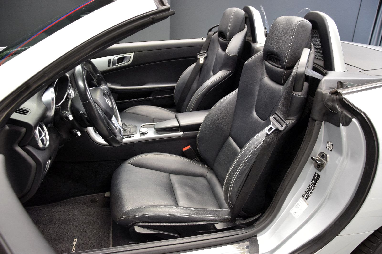 Fahrzeugabbildung Mercedes-Benz SLK 200 AMG Autom Xenon Pano Navi Leder Ambi PDC