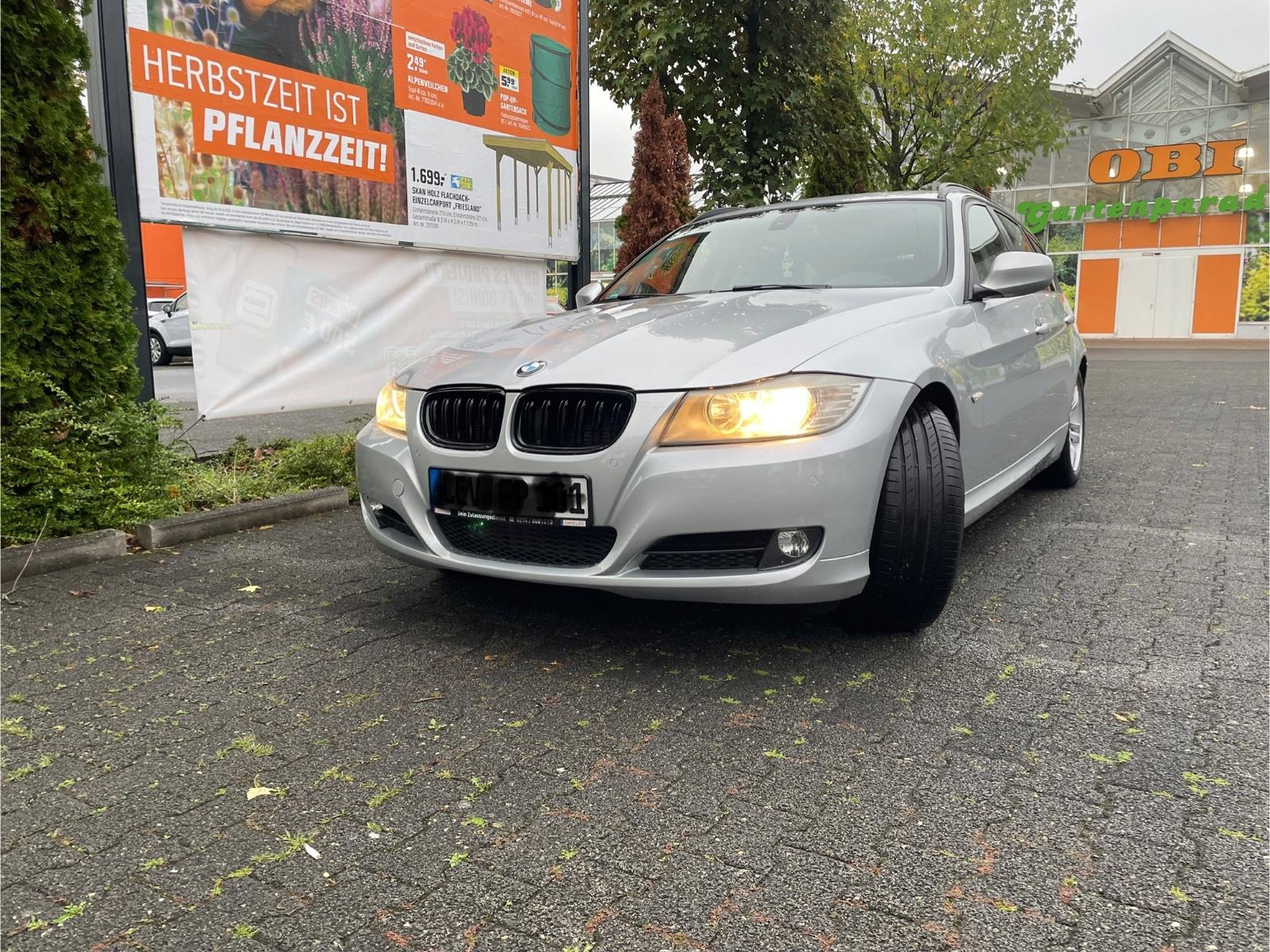 BMW 320 2010 — interior