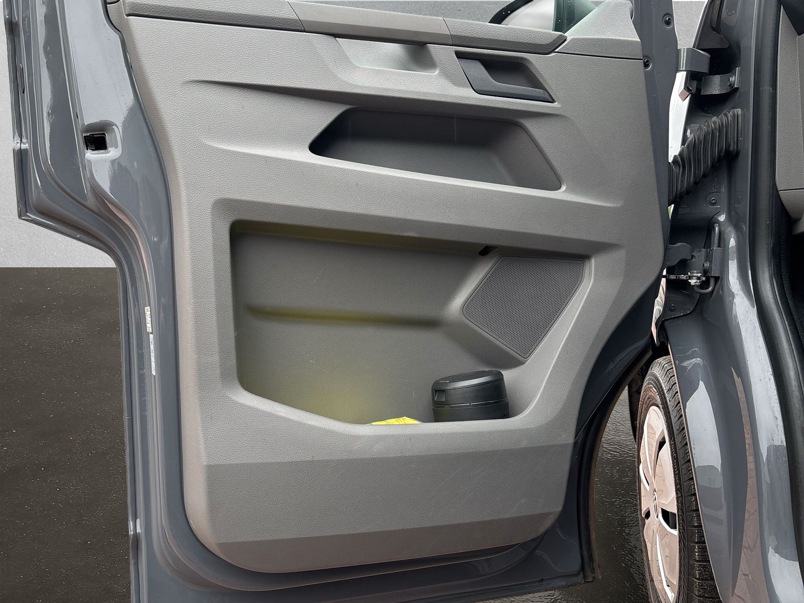 Fahrzeugabbildung Volkswagen T6.1 Transporter Kombi 2.0 TDI AHK PDC 8-Sitzer