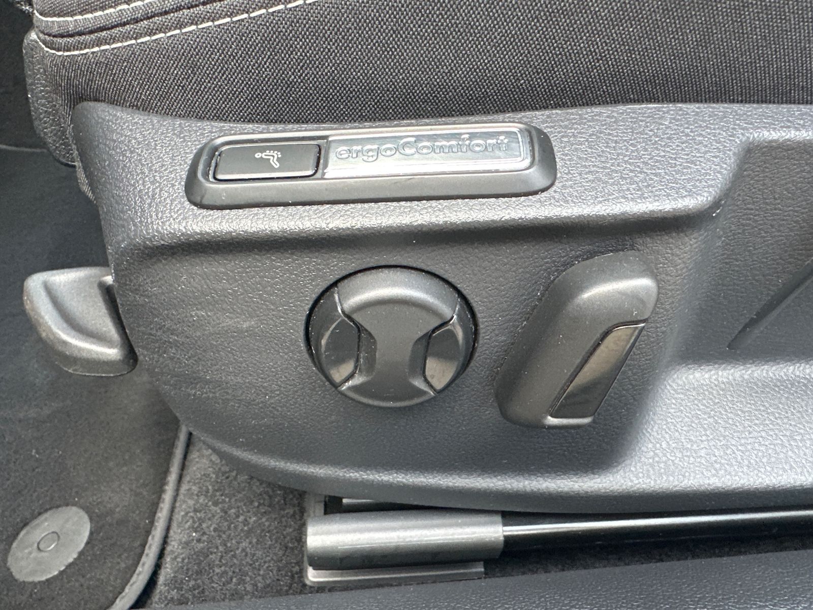 Fahrzeugabbildung Volkswagen Passat Variant 2.0 TDI DSG NAV+IQ-LIGHT+ACC