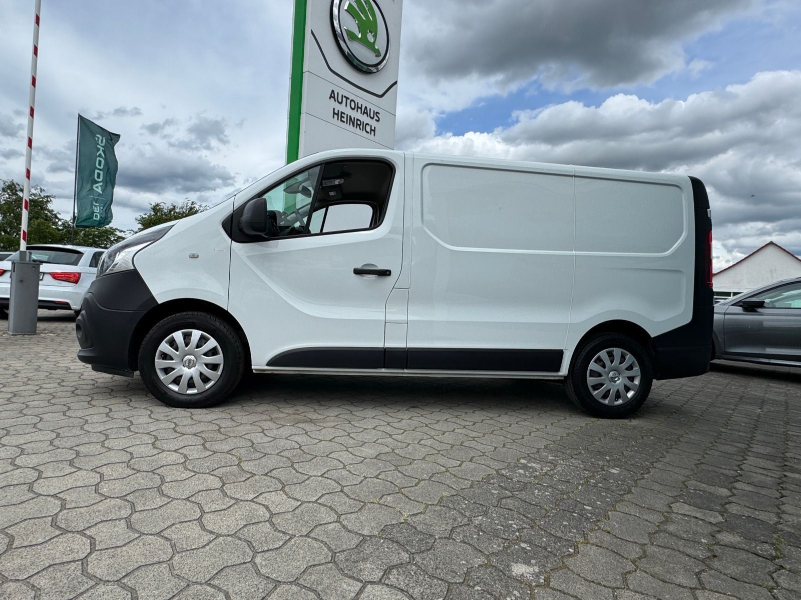 Fahrzeugabbildung Nissan NV300 2,7t dCi 120 DPF L1H1 COMFORT
