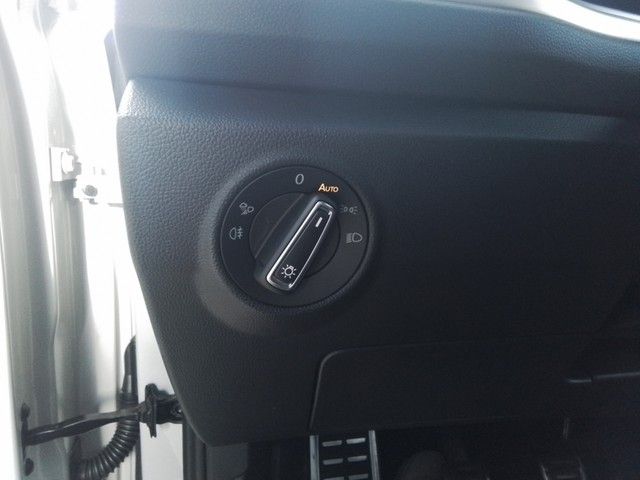 Fahrzeugabbildung Volkswagen T-Roc Move Matrix ACC PDC Climatronic AID SH LM