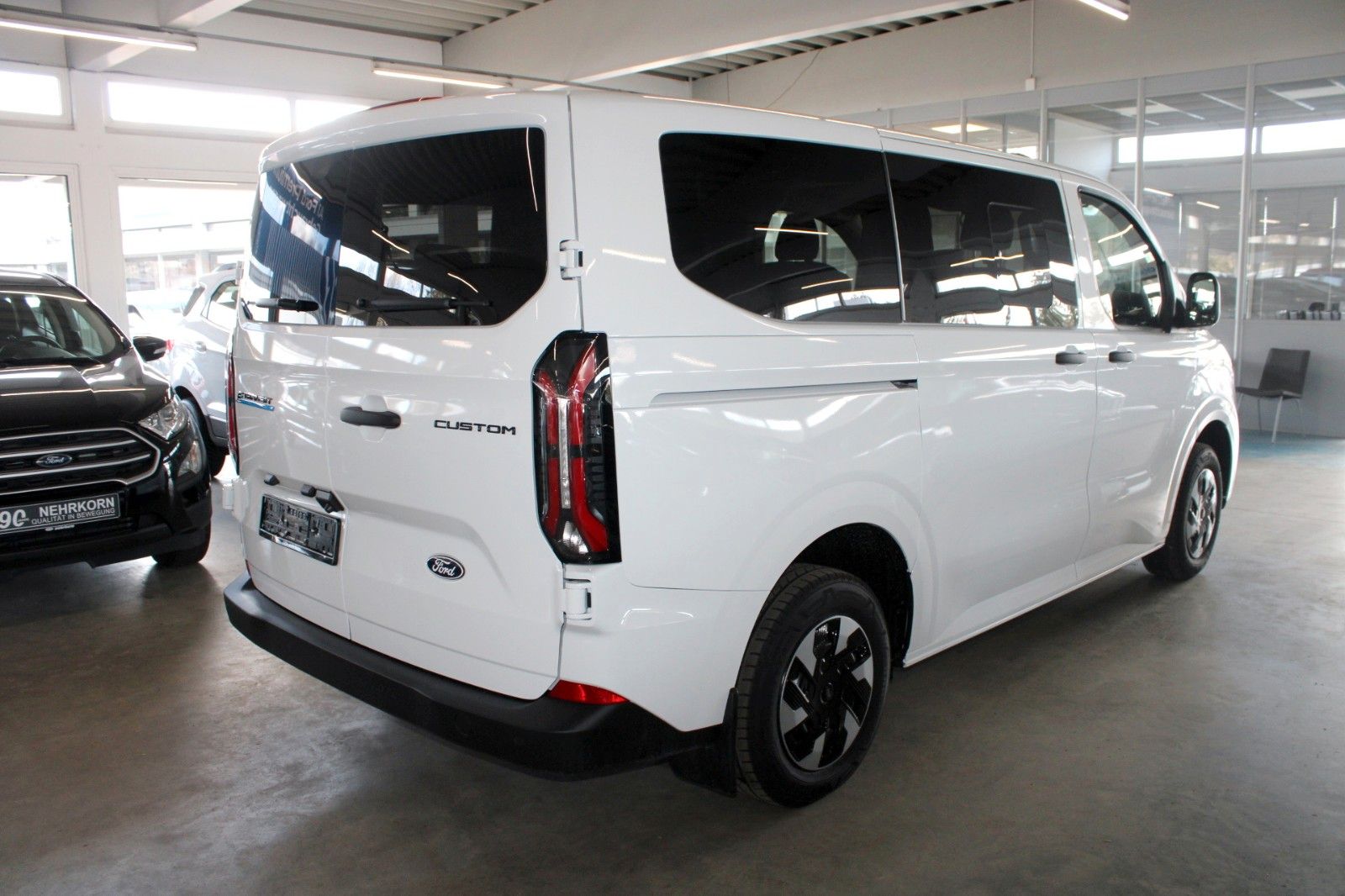 Fahrzeugabbildung Ford E-Transit Custom L1 TREND 9-Sitze AHK NAVI GJR
