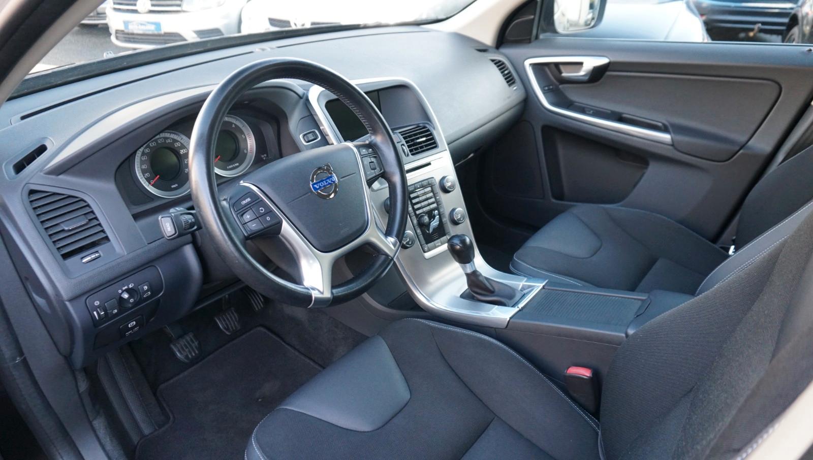 VOLVO XC60 - MOMENTUM - 163 CV - BVM - HAYON ÉLECTRIQUE