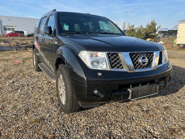 Nissan Pathfinder 2.5 dCi  Premium/Automatik-Leder-AHK.