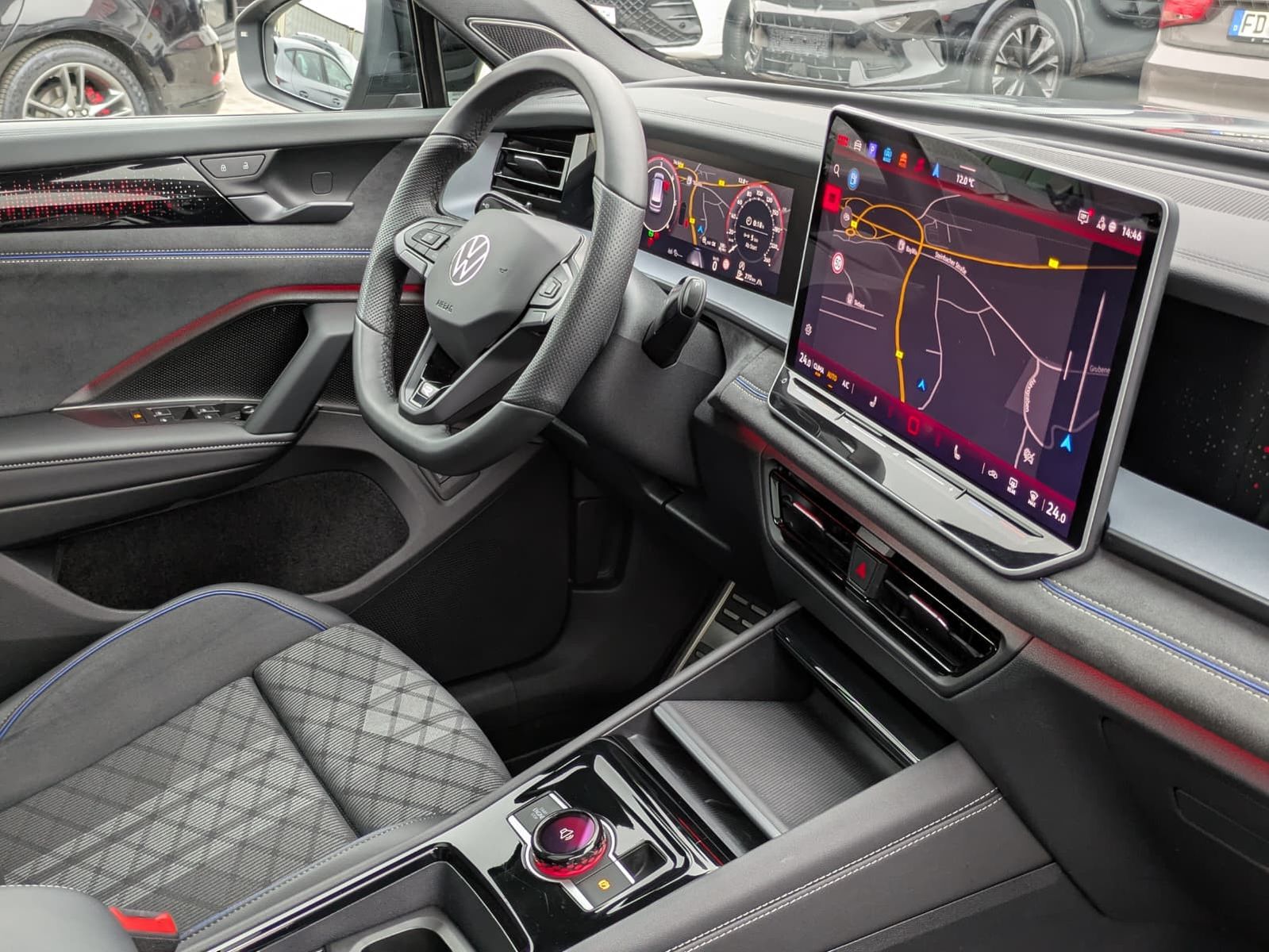 Fahrzeugabbildung Volkswagen Tayron 2.0 TDI 4M R-Line BLACK*7Si*MATRIX*PANO