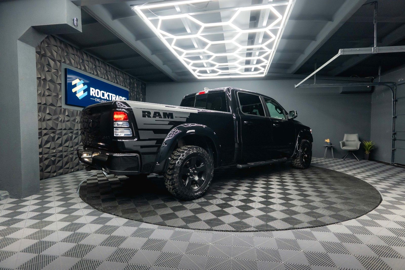 Fahrzeugabbildung Dodge RAM 5.7 V8 HEMI 4x4 BLACK EDITION Longbed 19%
