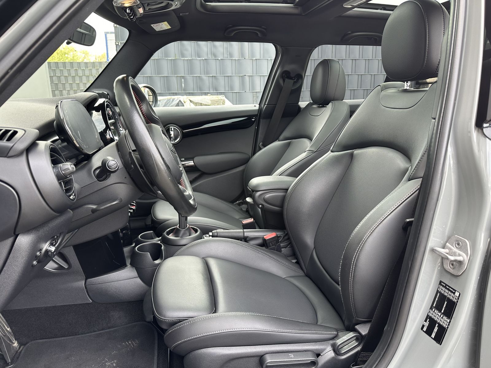 Fahrzeugabbildung MINI Cooper S Sport-Aut. JCW NAV+LED+PANO+ACC+H&K+1HD