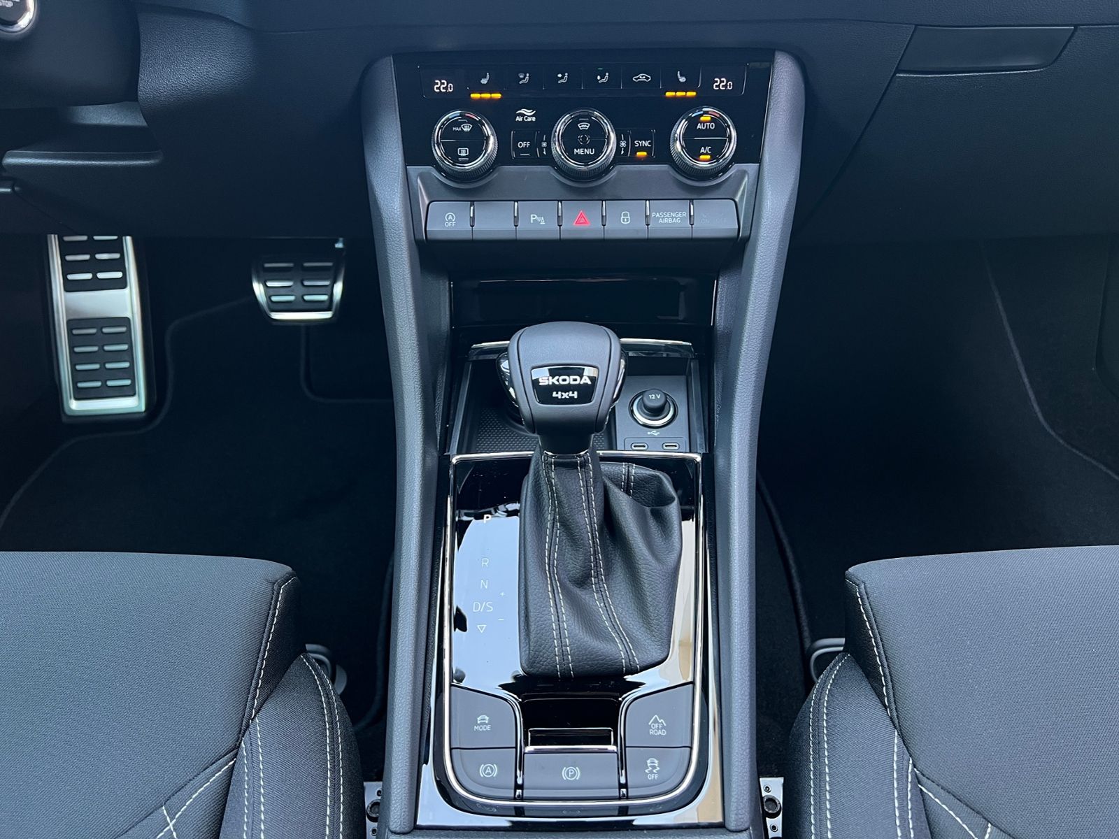 Fahrzeugabbildung SKODA Karoq Sportline 2.0 TSI 4x4 DSG *CANTON, AHK, 19