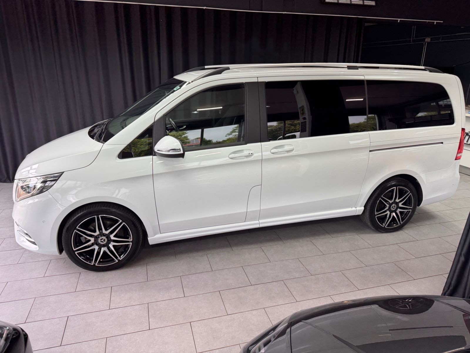 Fahrzeugabbildung Mercedes-Benz V 300d EDITION lang|AMG-LINE|7-SITZER|AHK|NAVI|