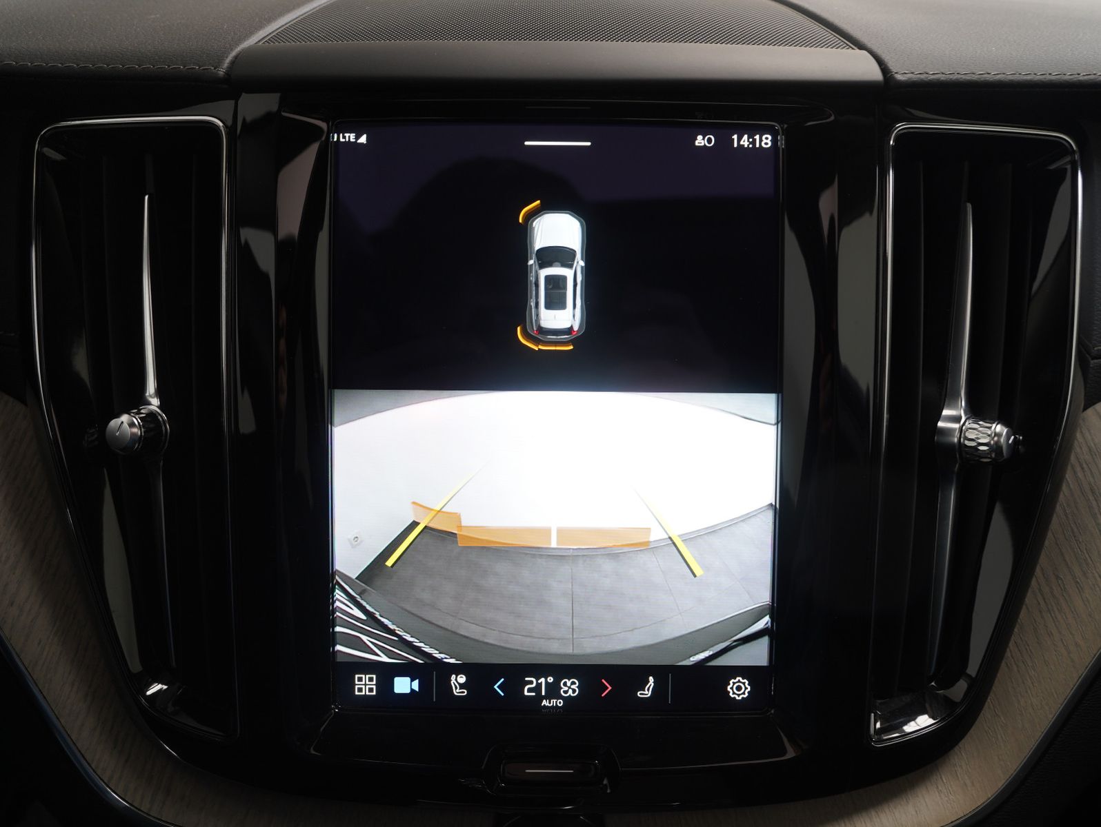 Fahrzeugabbildung Volvo XC60 B4 D AWD Inscription LED/GOOGLE/PANO/AHK