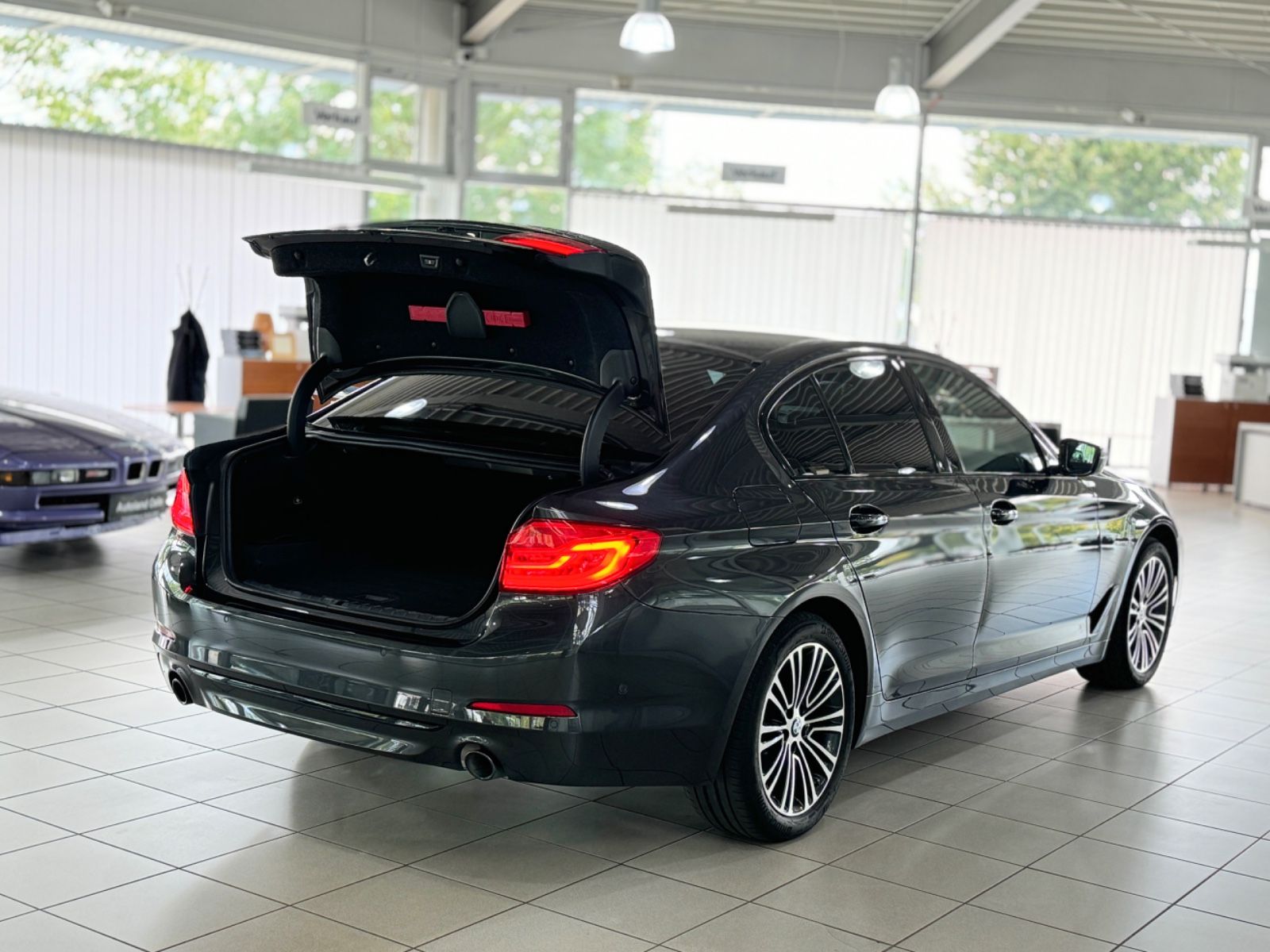 Fahrzeugabbildung BMW 530e iP Sport Line ACC Kamera SoftCose DAB HiFi