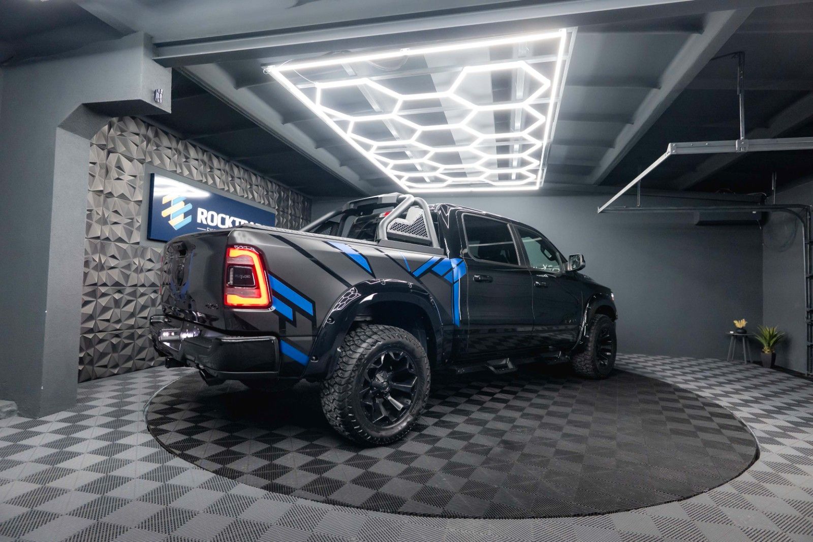 Fahrzeugabbildung Dodge RAM 5.7 V8 HEMI 4x4 OFFROAD Night Unfallfrei LED