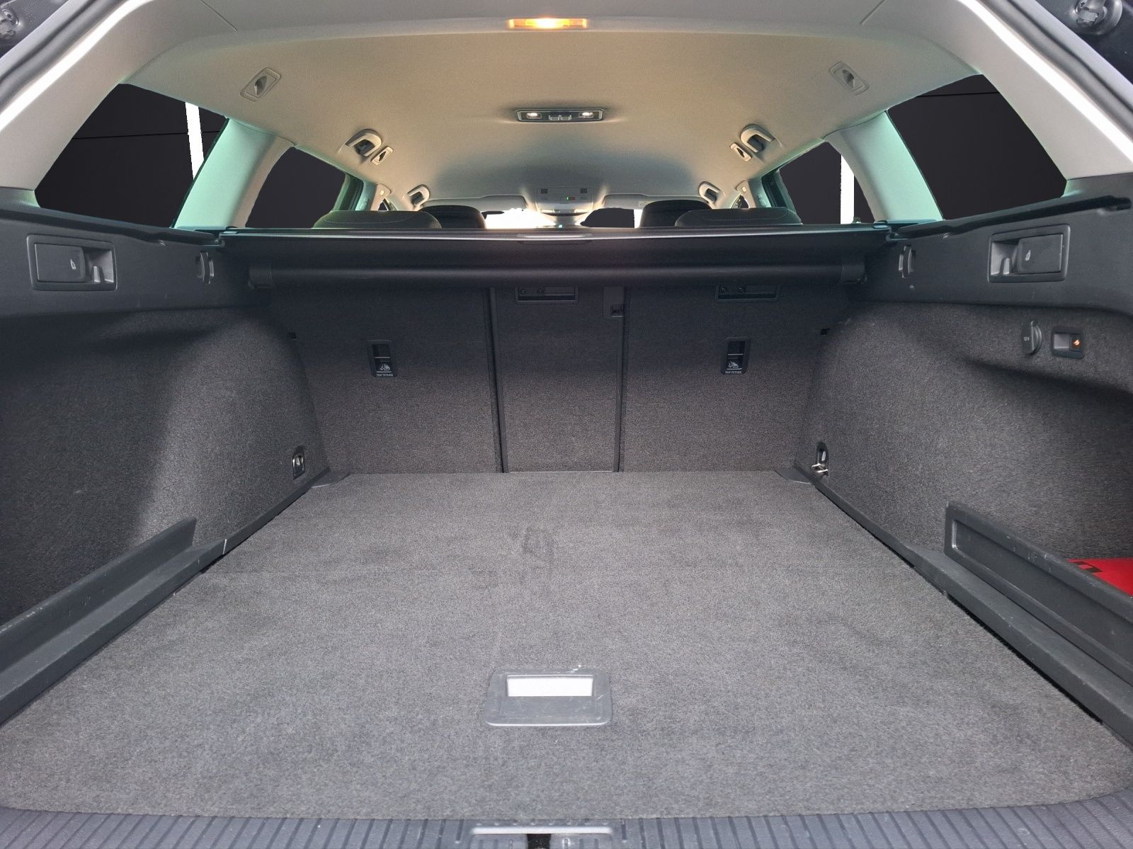 Fahrzeugabbildung Volkswagen Passat Variant TSI DSG AHK LED Navi ACC PDC SH L